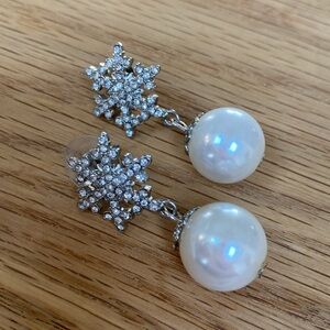 Snow Flakes & Pearls Earrings